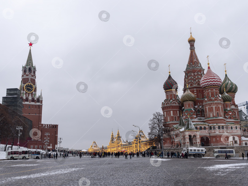 Скачать Спасская башня Московского Кремля на Красной площади зимой в Москве, Россия фотосток Ozero