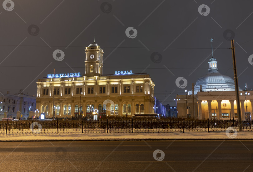 Скачать Москва, здание Ленинградского вокзала в ночное время фотосток Ozero