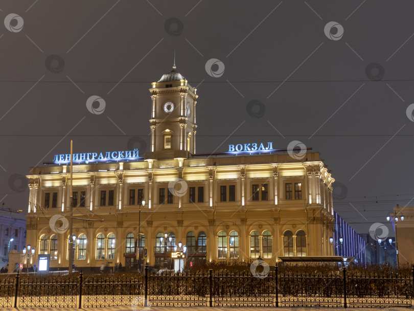 Скачать Москва, здание Ленинградского вокзала в ночное время фотосток Ozero
