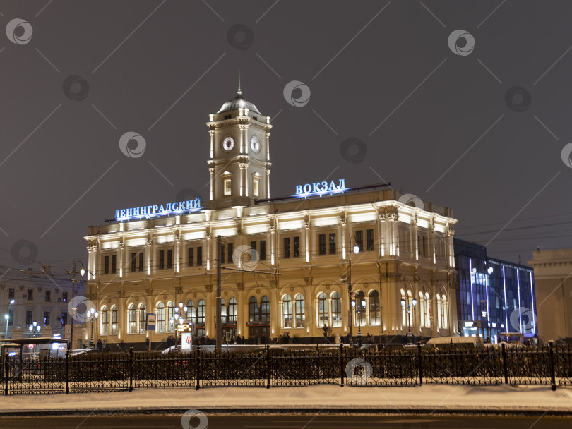 Скачать Москва, здание Ленинградского вокзала в ночное время фотосток Ozero