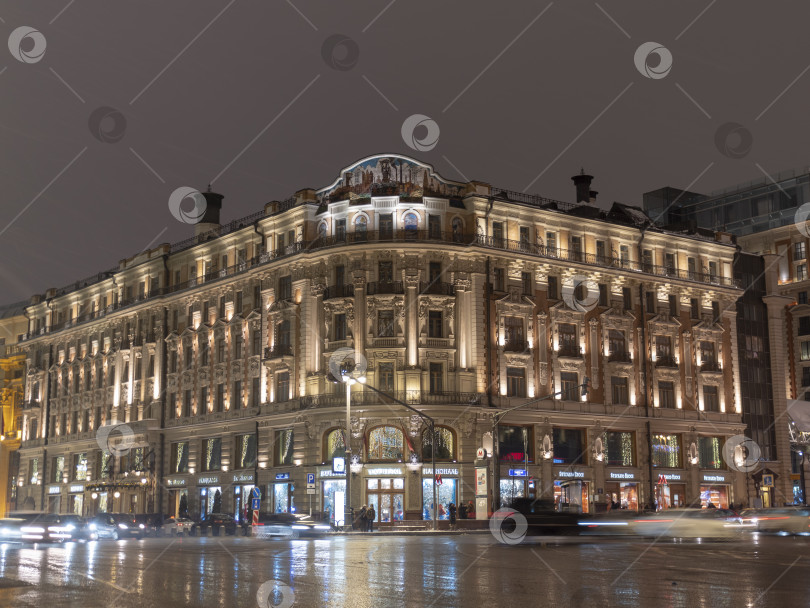 Скачать МОСКВА, РОССИЯ - 20 января 2020 года. Гостиница "Националь" на Моховой улице недалеко от Кремля ночью фотосток Ozero