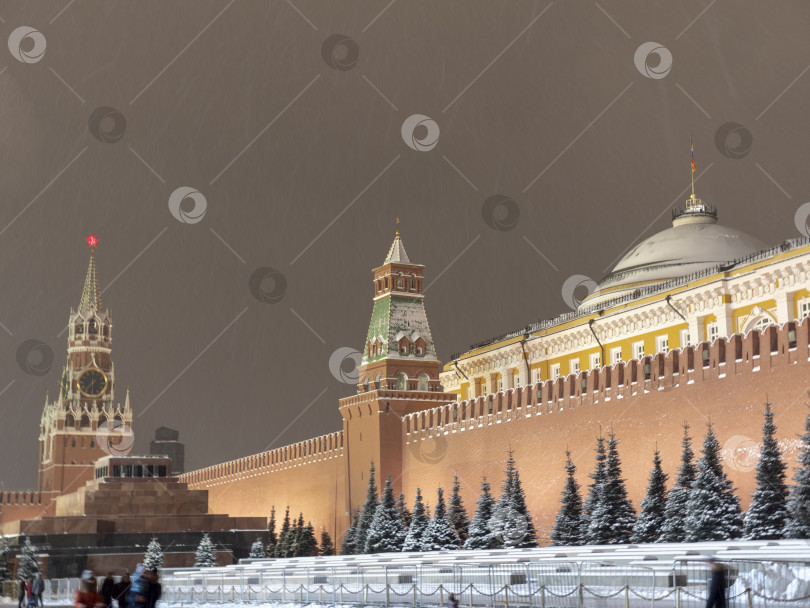 Скачать Спасская башня Московского Кремля на Красной площади зимой в Москве, Россия фотосток Ozero