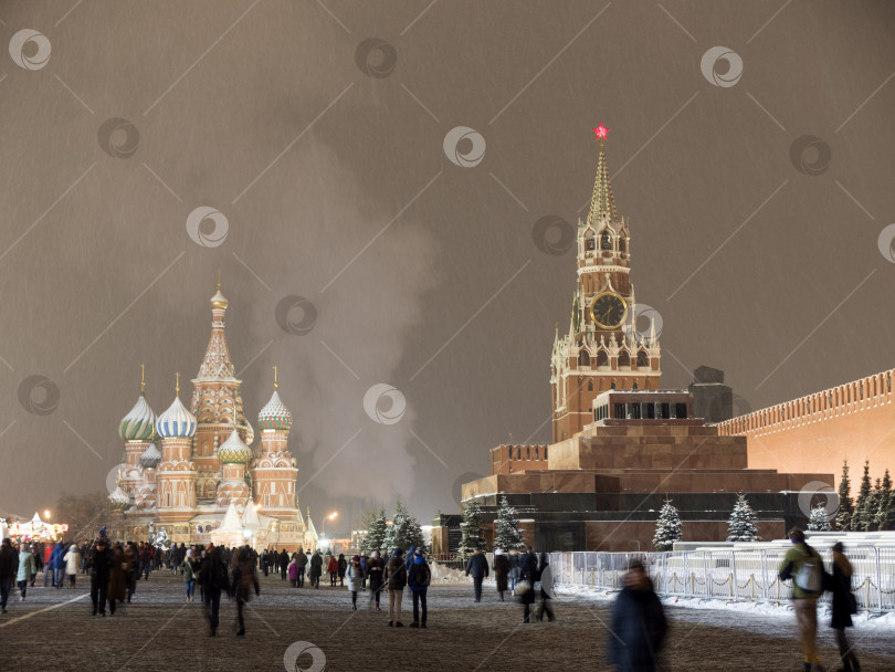 Скачать Москва, Российская Федерация. Московский Кремль при движении вдоль стены фотосток Ozero