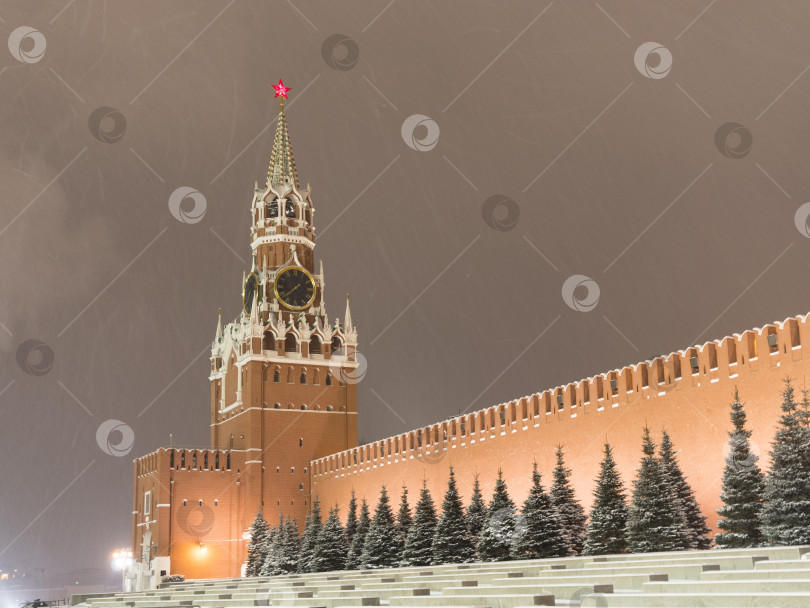 Скачать Москва, Российская Федерация. Московский Кремль при движении вдоль стены фотосток Ozero