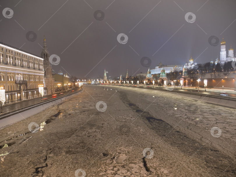 Скачать Москва, Российская Федерация. Московский Кремль при движении вдоль стены фотосток Ozero