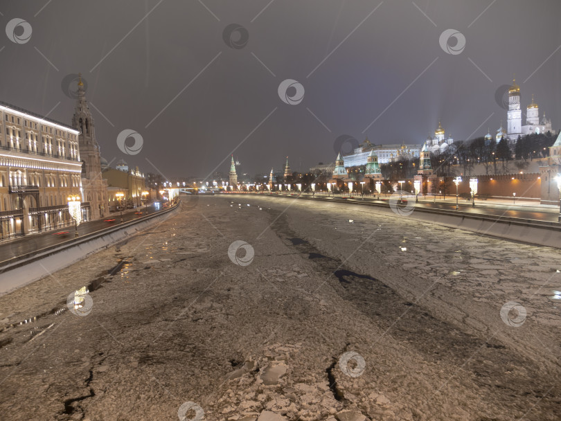 Скачать Набережная Московского Кремля с видом на Большой Кремлевский дворец фотосток Ozero