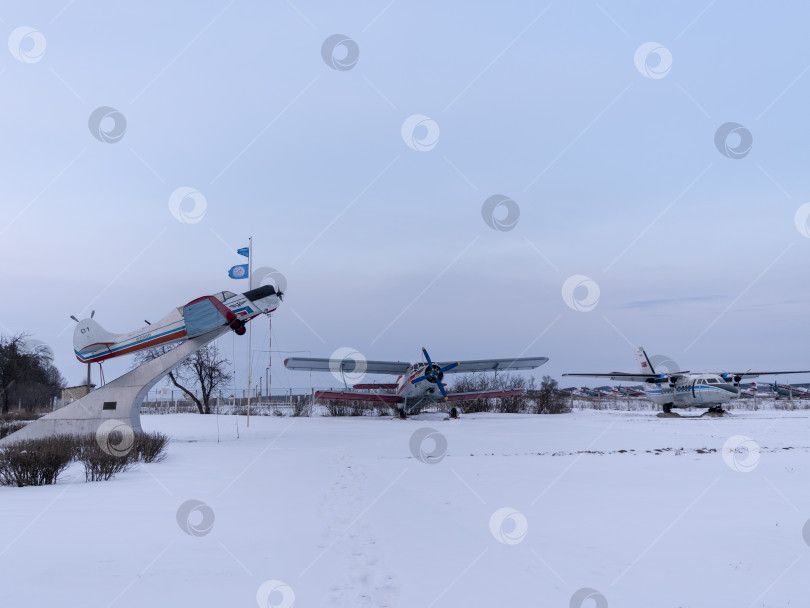 Скачать САСОВО, РОССИЯ - 09 февраля 2018 г.: Самолет Як-18 на постаменте в аэропорту 09 февраля 2018 г. в Москве, Россия фотосток Ozero