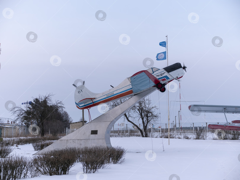 Скачать САСОВО, РОССИЯ - 09 февраля 2018 г.: Самолет Як-18 на постаменте в аэропорту 09 февраля 2018 г. в Москве, Россия фотосток Ozero