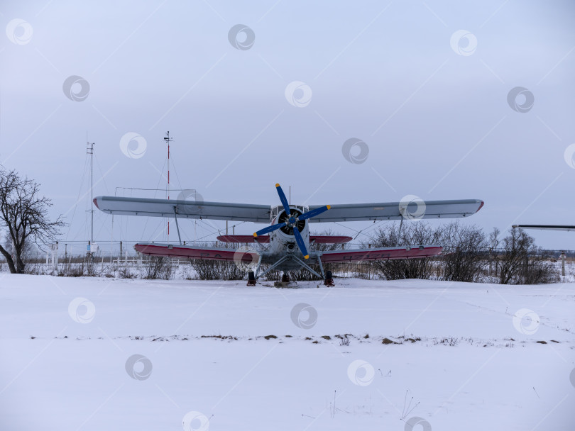 Скачать САСОВО, РОССИЯ - 09 февраля 2018 г.: Самолет Ан-2 на постаменте в аэропорту 09 февраля 2018 г. в Москве, Россия фотосток Ozero