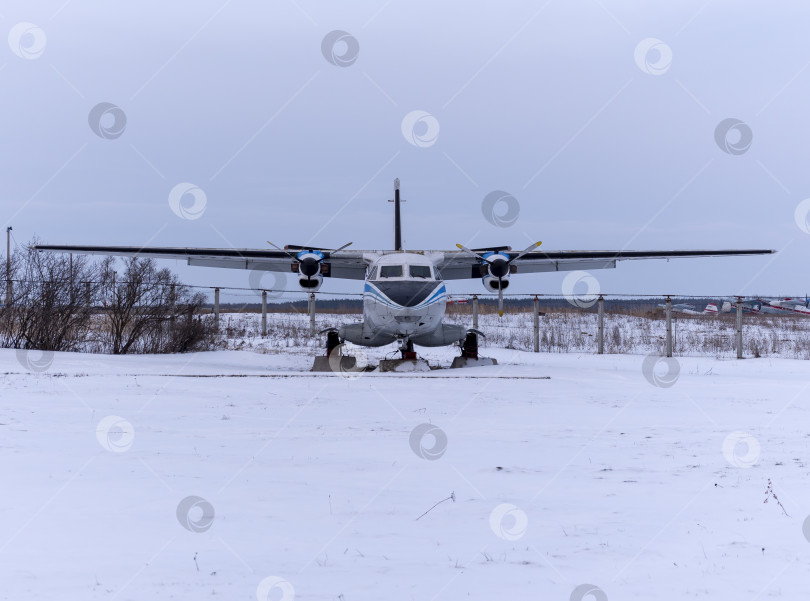 Скачать САСОВО, РОССИЯ - 09 февраля 2018 г.: Самолет L-410 на постаменте в аэропорту 09 февраля 2018 г. в Москве, Россия фотосток Ozero