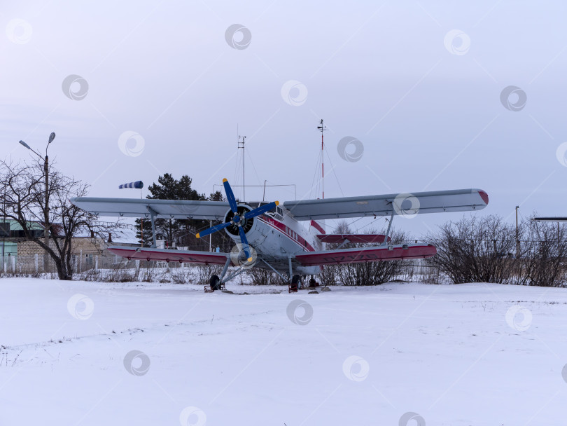 Скачать САСОВО, РОССИЯ - 09 февраля 2018 г.: Самолет Ан-2 на постаменте в аэропорту 09 февраля 2018 г. в Москве, Россия фотосток Ozero