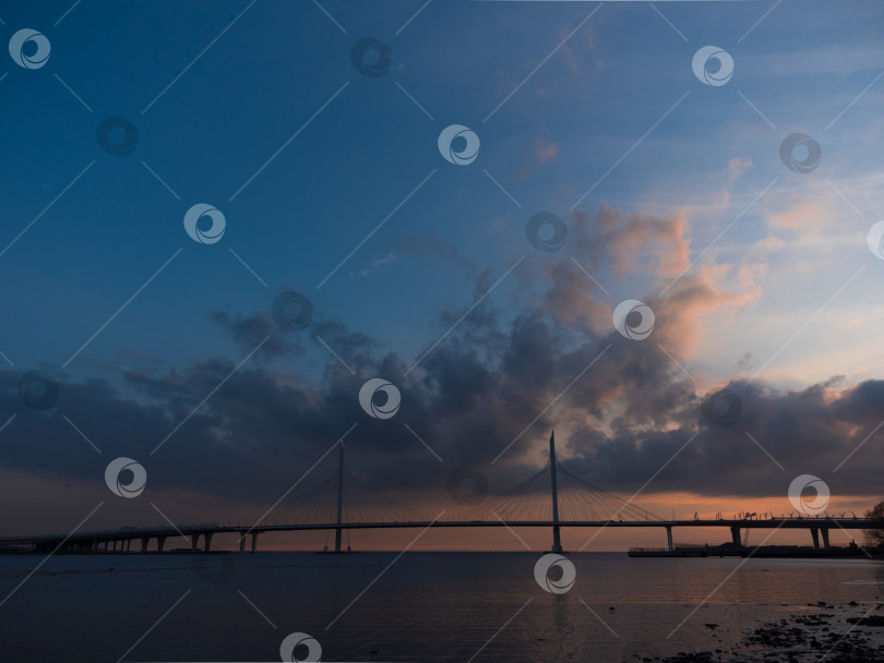 Скачать Облачное утреннее небо, красивый мост через реку на вантах - это дорога фотосток Ozero