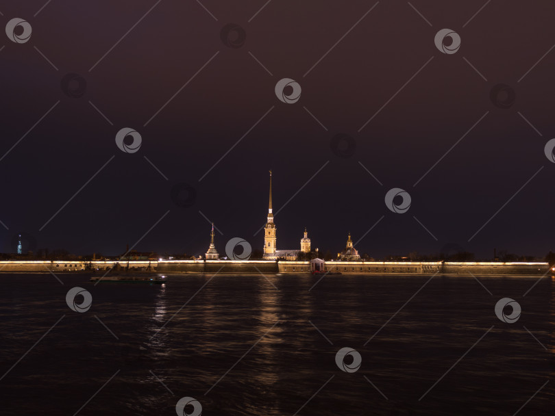 Скачать Петропавловская крепость ночью - это оригинальная цитадель Санкт-Петербурга, Россия фотосток Ozero