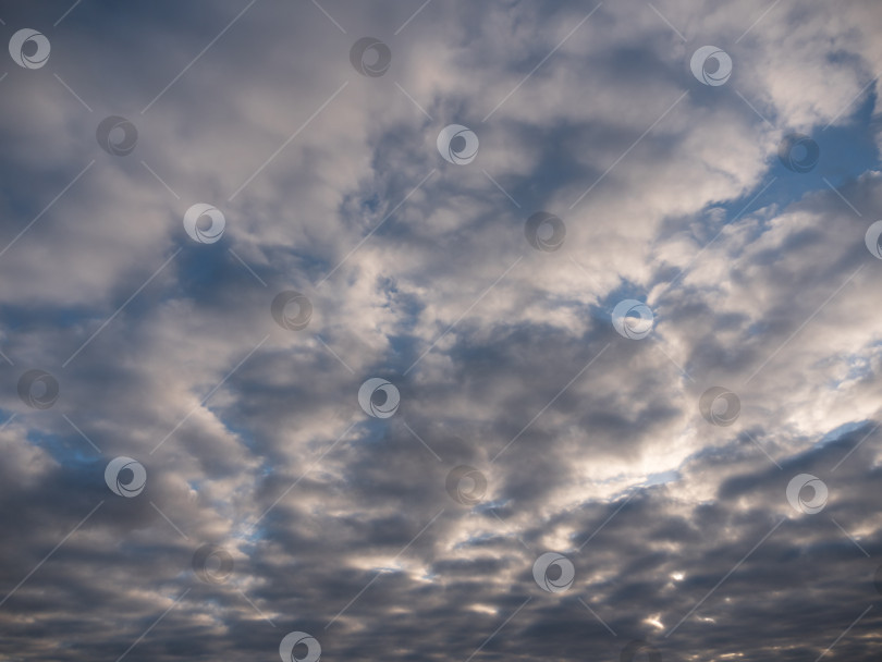 Скачать Красивые белые облака на голубом небе фотосток Ozero