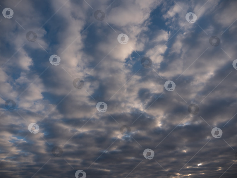 Скачать Красивые белые облака на голубом небе фотосток Ozero