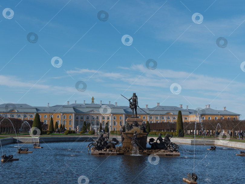 Скачать Петергоф, известный как Петродворец с 1944 по 1997 год, и фонтан Нептуна 12 мая 2018 года в Санкт-Петербурге, Россия фотосток Ozero