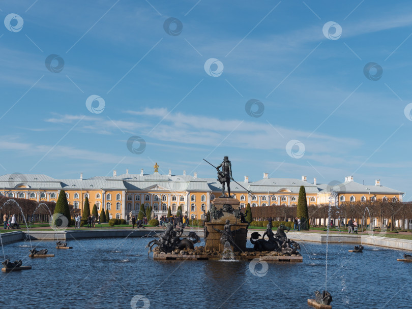 Скачать Петергоф, известный как Петродворец с 1944 по 1997 год, и фонтан Нептуна 12 мая 2018 года в Санкт-Петербурге, Россия фотосток Ozero