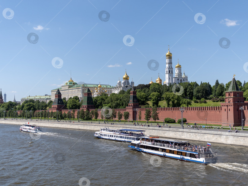 Скачать Большой Кремлевский дворец и Кремлевская стена в солнечный осенний день фотосток Ozero