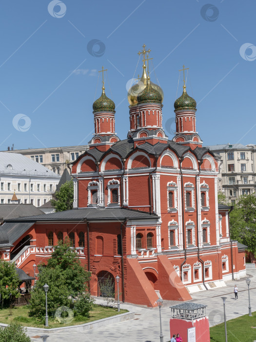 Скачать Знаменский собор на улице Варварка и парк Зарядье в Москве, Россия фотосток Ozero