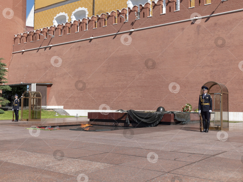 Скачать МОСКВА, РОССИЯ - 20 апреля: Военные стоят в караульной будке в карауле в честь могилы Неизвестного солдата и Вечного огня 20 апреля 2019 года в Москве фотосток Ozero