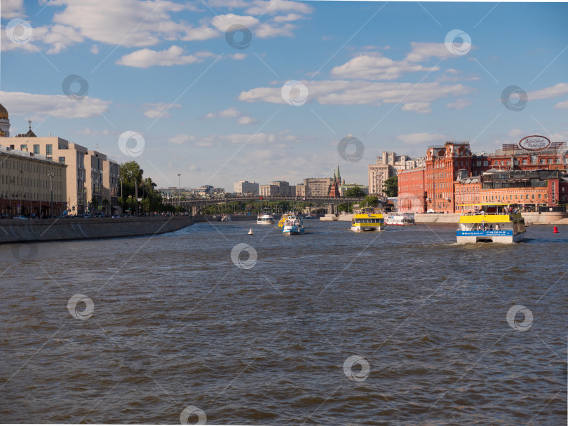 Скачать МОСКВА - 25 августа 2018 года: Корабли плывут по Москве-реке возле моста летним днем фотосток Ozero
