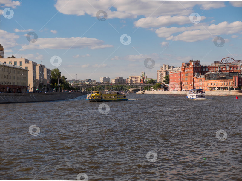 Скачать МОСКВА - 25 августа 2018 года: Корабли плывут по Москве-реке возле моста летним днем фотосток Ozero