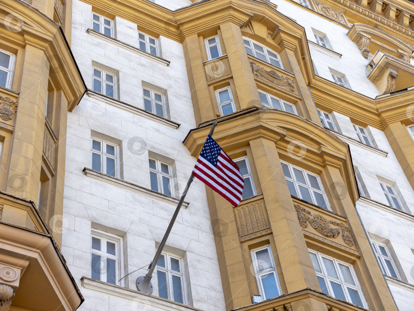 Скачать Обернутый вокруг флагштока флаг США в России Москва фотосток Ozero