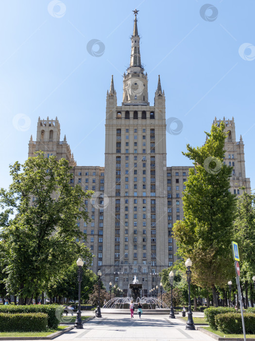 Скачать Россия. Москва. 18 августа 2022 года. Здание Небоскреб на Кудринской площади фотосток Ozero