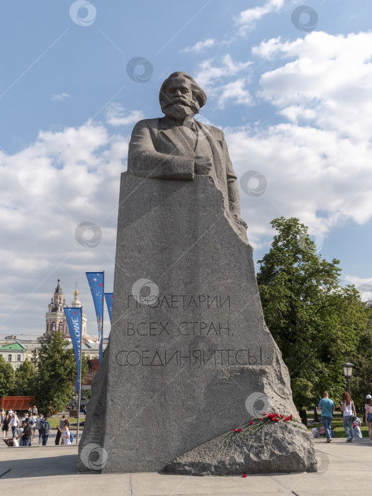 Скачать МОСКВА - 14 августа: Памятник Карлу Марксу в центре Москвы. Популярная достопримечательность. Россия 14 августа 2020 года в Москве, Россия фотосток Ozero