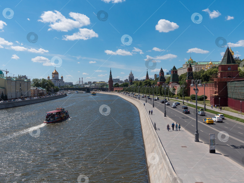 Скачать Солнечный летний день, панорама кремля на залив Москва-реки. фотосток Ozero