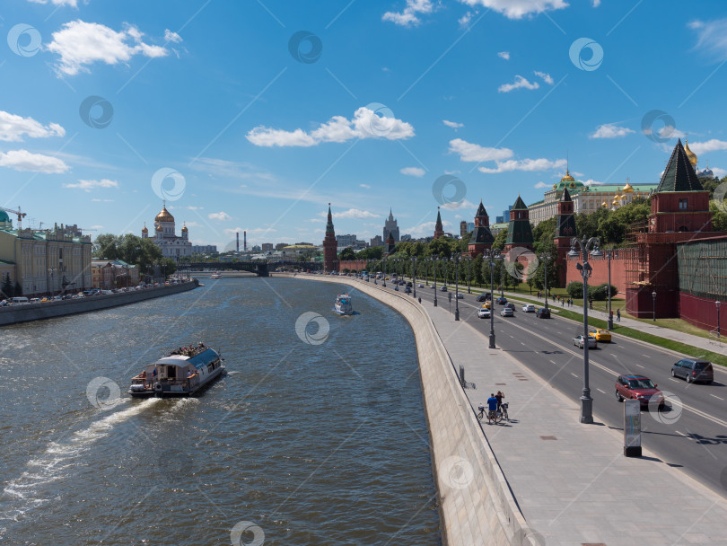 Скачать Солнечный летний день, панорама кремля на залив Москва-реки. фотосток Ozero