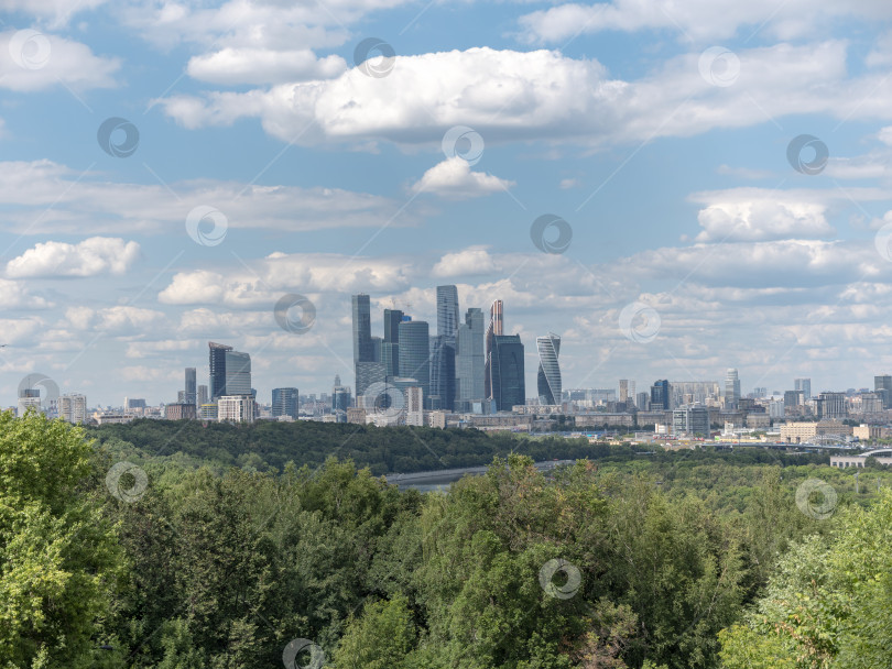 Скачать Современные здания из стекла и стали, небоскребы на фоне неба фотосток Ozero