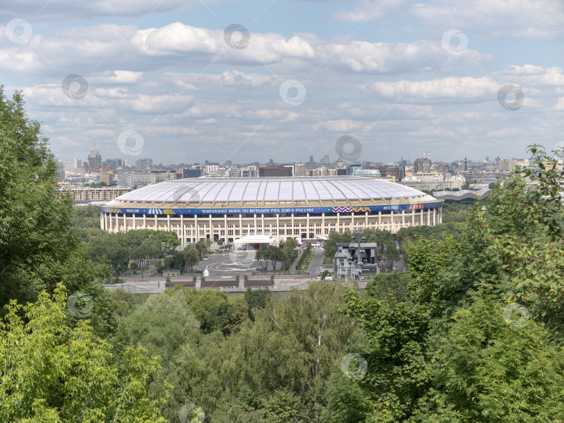 Скачать Стадион "Лужники" в Москве, вид со смотровой площадки Воробьевых гор фотосток Ozero