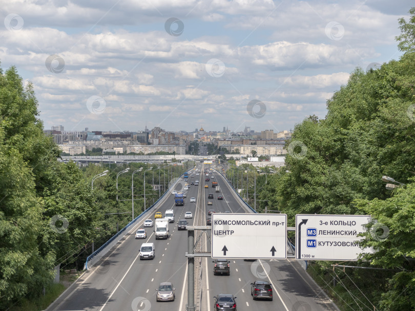 Скачать Россия, Москва, 23 мая 2020 года, Лужнецкий мост (мост метро "Лужники" на Воробьевых горах. фотосток Ozero