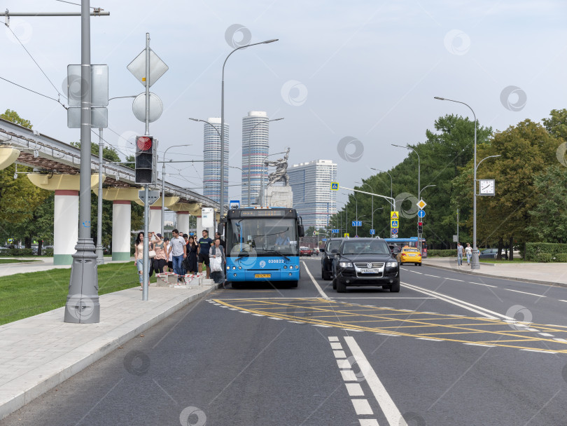 Скачать Москва, Россия - 01 марта 2019 года: Фрагмент фасада центральной части Центрального павильона на ВДНХ в Москве на фоне голубого неба фотосток Ozero