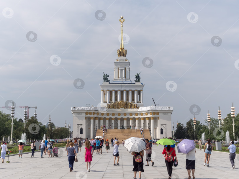 Скачать Москва, Россия - 01 марта 2019 года: Фрагмент фасада центральной части Центрального павильона на ВДНХ в Москве на фоне голубого неба фотосток Ozero