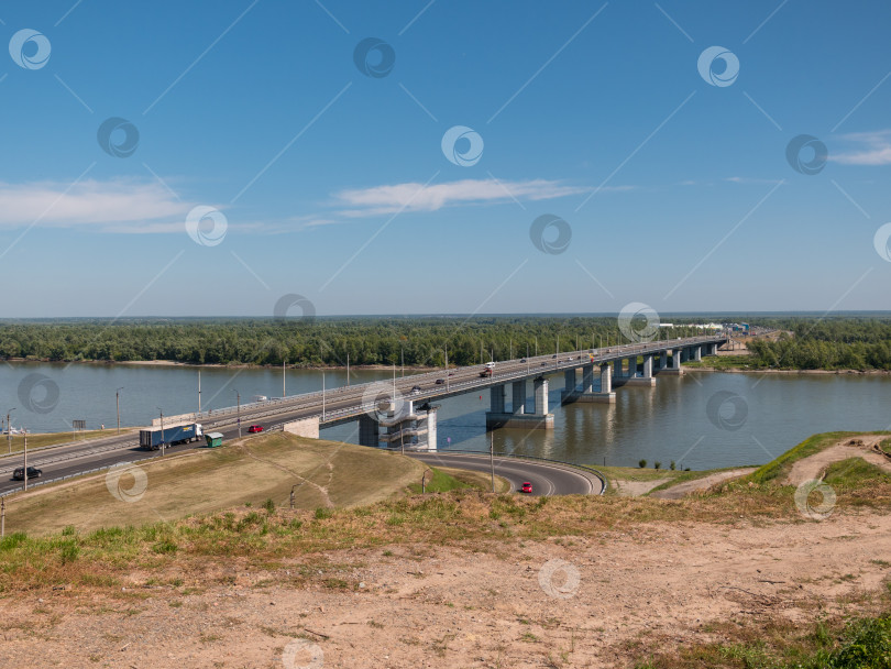 Скачать Мост с автомобилями на въезде в Барнаул Россия фотосток Ozero