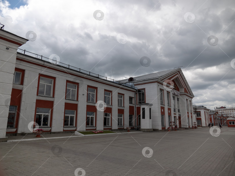Скачать БАРНАУЛ - 22 августа: Железнодорожный вокзал 22 августа 2017 года в Барнауле, Россия фотосток Ozero