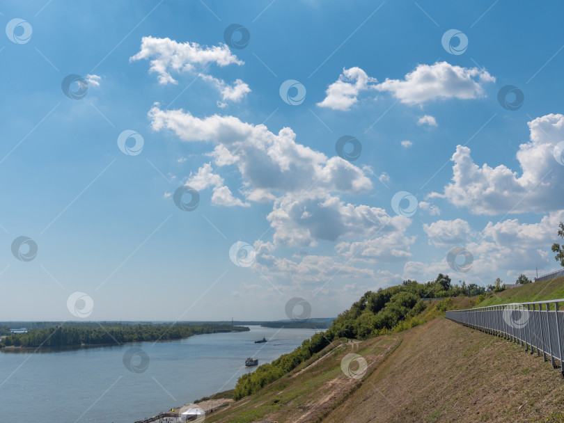 Скачать Пейзажная река в лесу с плавающими моторными лодками фотосток Ozero