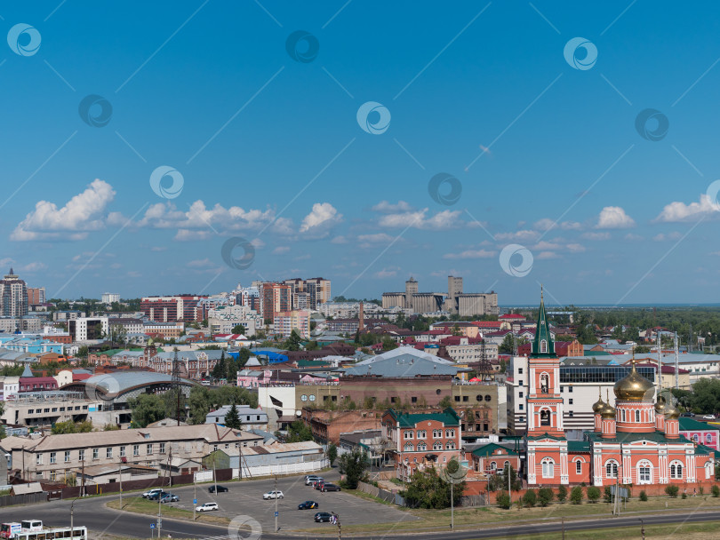 Скачать Город Барнаул, вид на город и церковь, Алтай, Россия фотосток Ozero