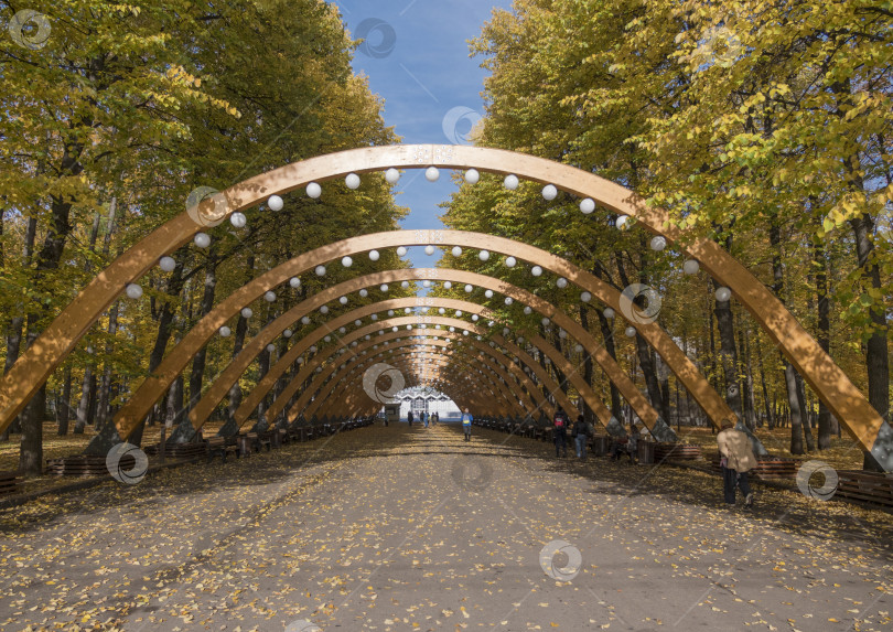 Скачать Парк Сокольники, деревянная арка солнечным осенним днем фотосток Ozero