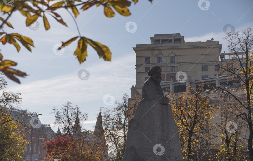 Скачать МОСКВА, РОССИЯ - 20 октября 2018 года: Мемориал великому немецкому социалисту-революционеру Карлу Марксу на Театральной площади фотосток Ozero