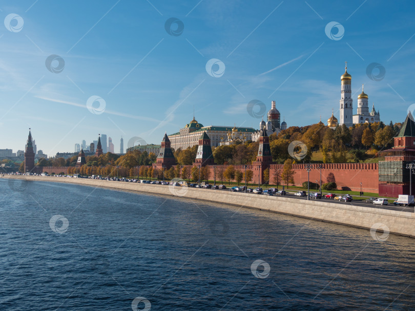 Скачать Солнечный летний день, панорама кремля на залив Москва-реки. фотосток Ozero