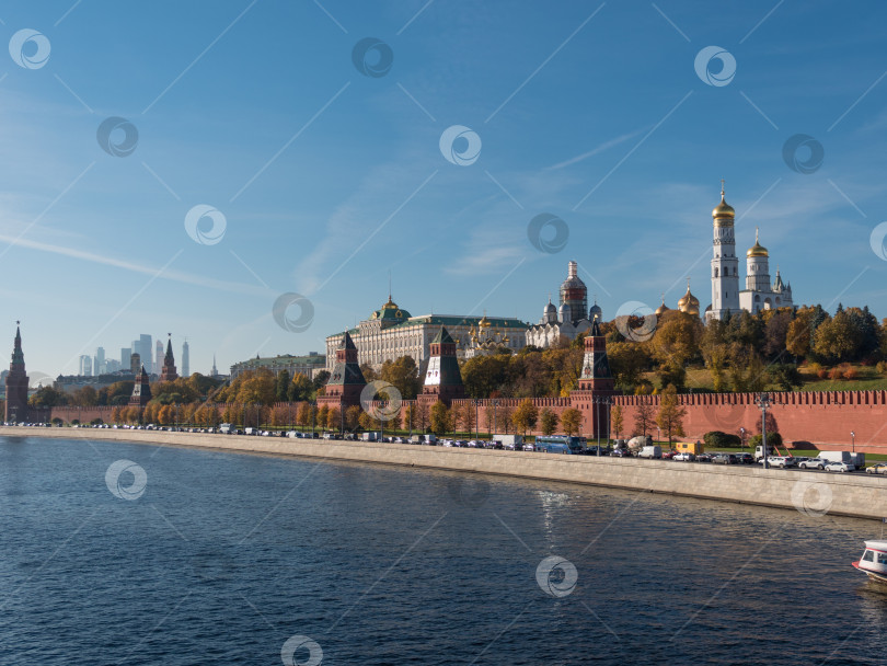 Скачать Солнечный летний день, панорама кремля на залив Москва-реки. фотосток Ozero