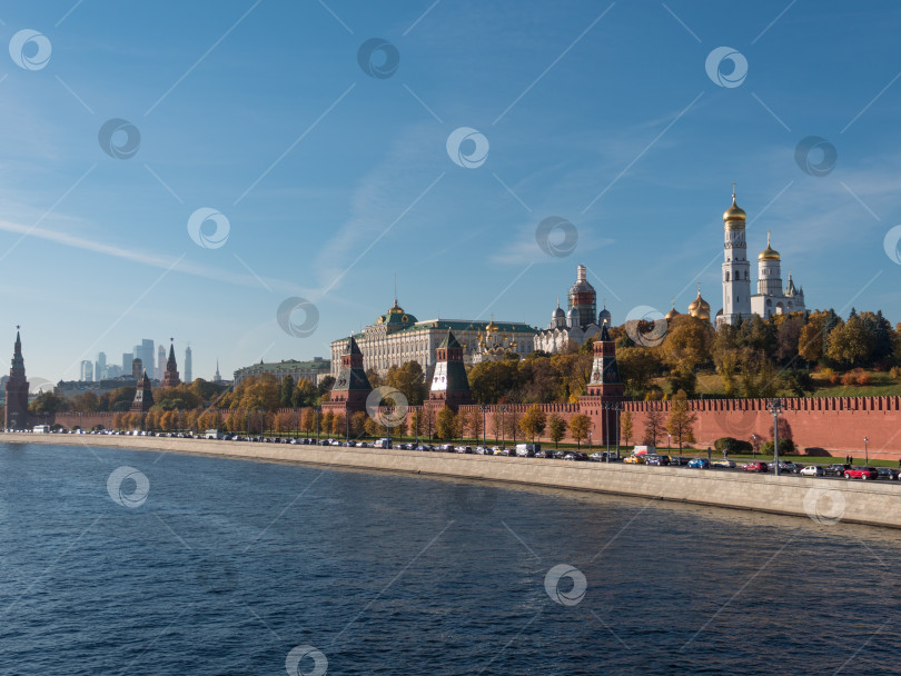 Скачать Солнечный летний день, панорама кремля на залив Москва-реки. фотосток Ozero