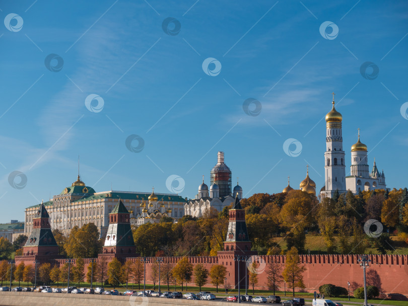 Скачать Солнечный летний день, панорама кремля на залив Москва-реки. фотосток Ozero