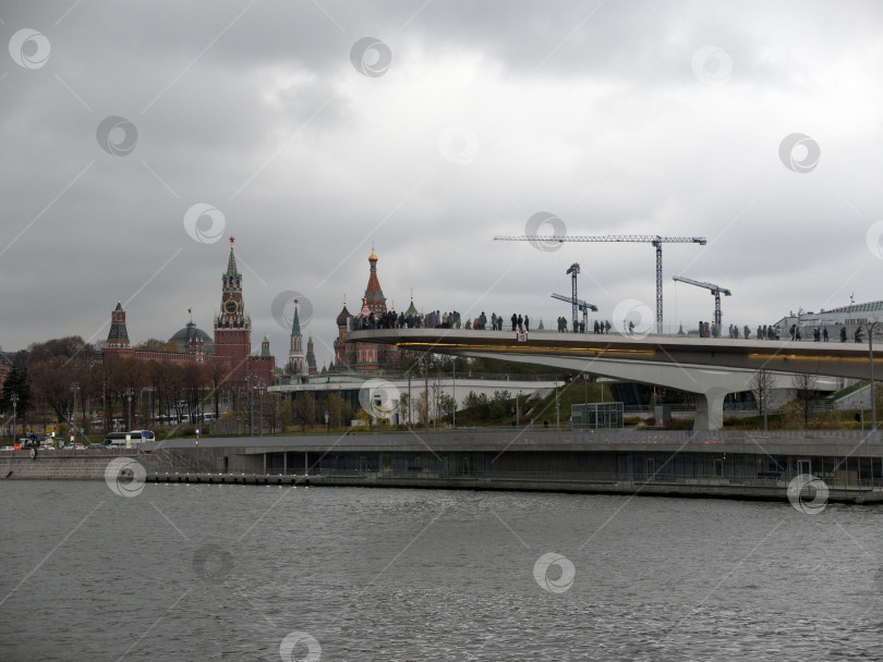 Скачать Москва - 25 июня 2018 года: Из парка "Зарядье" открывается потрясающий вид на парящий мост над Москвой-рекой фотосток Ozero