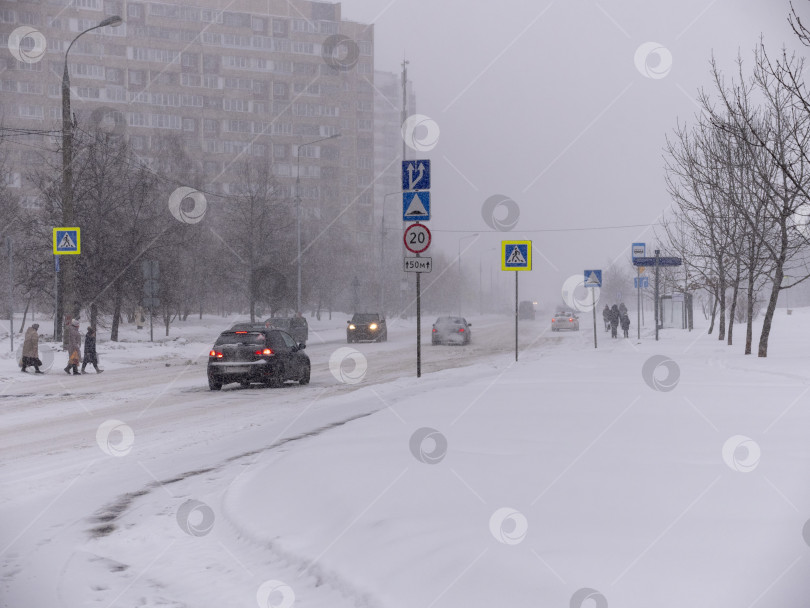 Скачать МОСКВА - 10 января: движение на дороге во время снегопада 10 января 2018 года в Москве, Россия фотосток Ozero