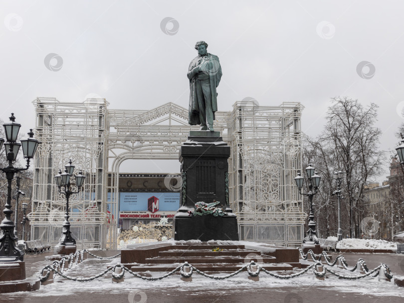 Скачать МОСКВА - 24 декабря: памятник Пушкину на Пушкинской площади зимой 24 декабря 2018 года в Москве, Россия фотосток Ozero
