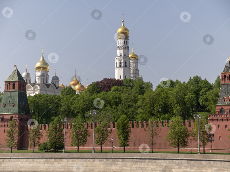 Скачать Большой Кремлевский дворец и Кремлевская стена в солнечный осенний день фотосток Ozero